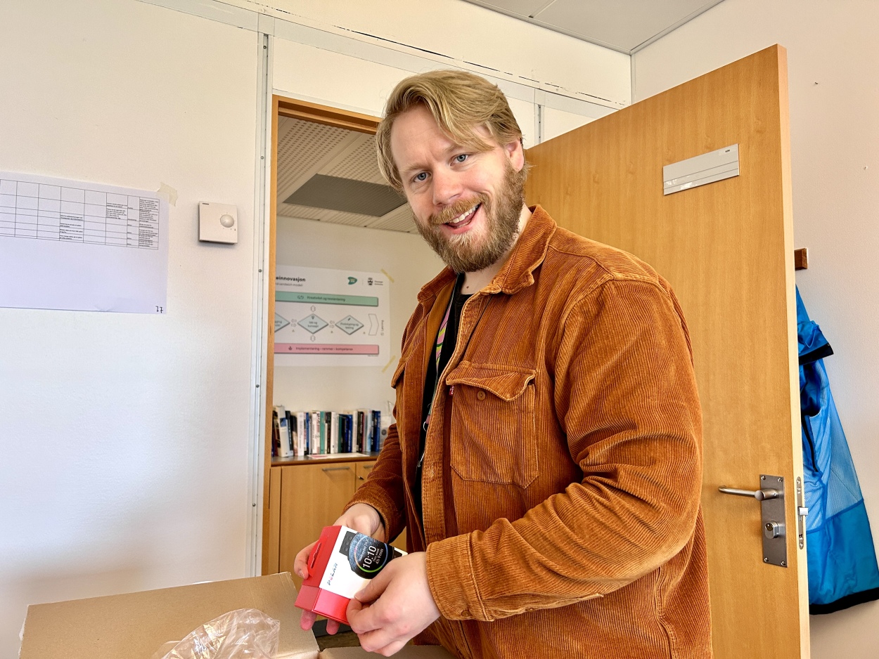 Smartby-rådgiver Jørgen G. Hopland er klar med aktivitetsklokker til 30 innbyggere på Storhaug. 