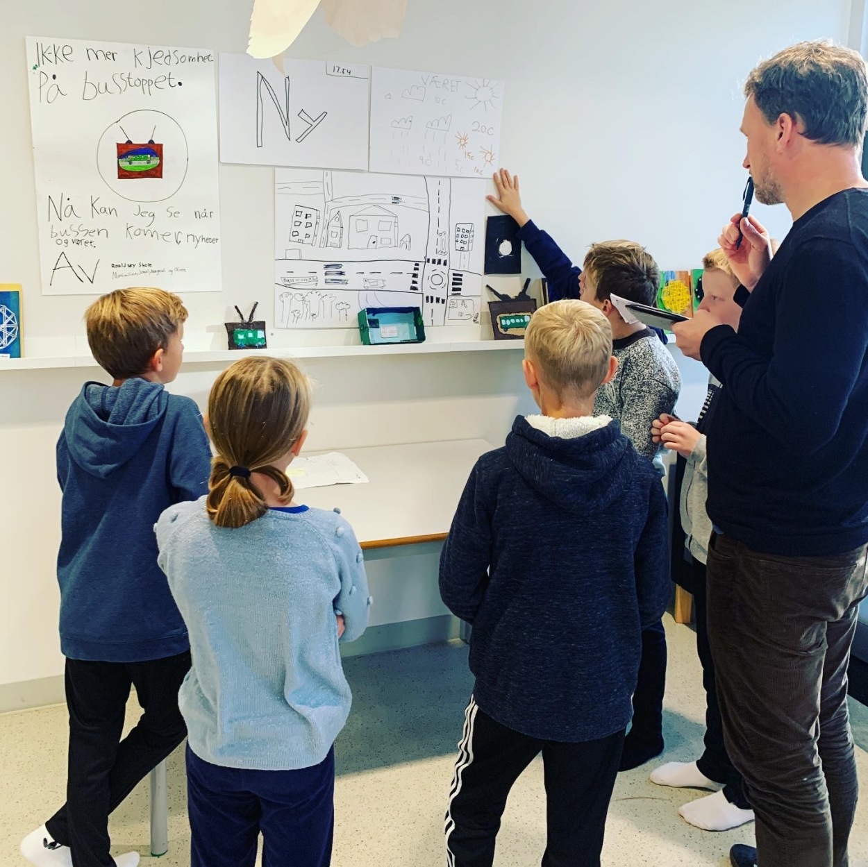 Elever på Roaldsøy skole viser fram ideen de har jobbet fram i programmet TeknologiSMART.