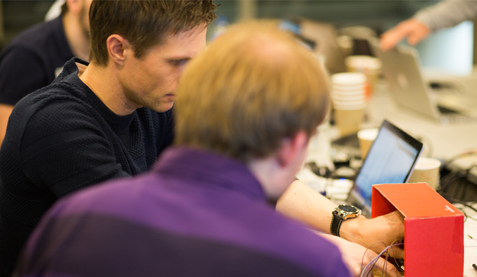 Bilde av deltakere fra hackathon.