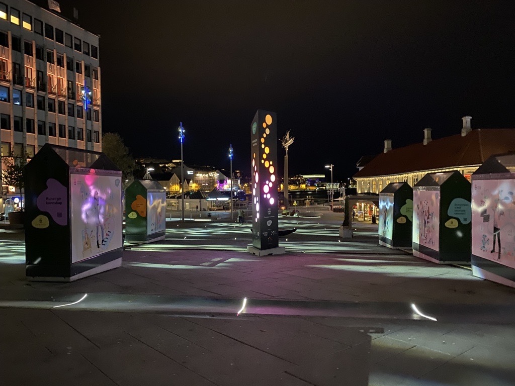 Nattbilde av smartbyen på torget under Nordic Edge Expo 2021. 