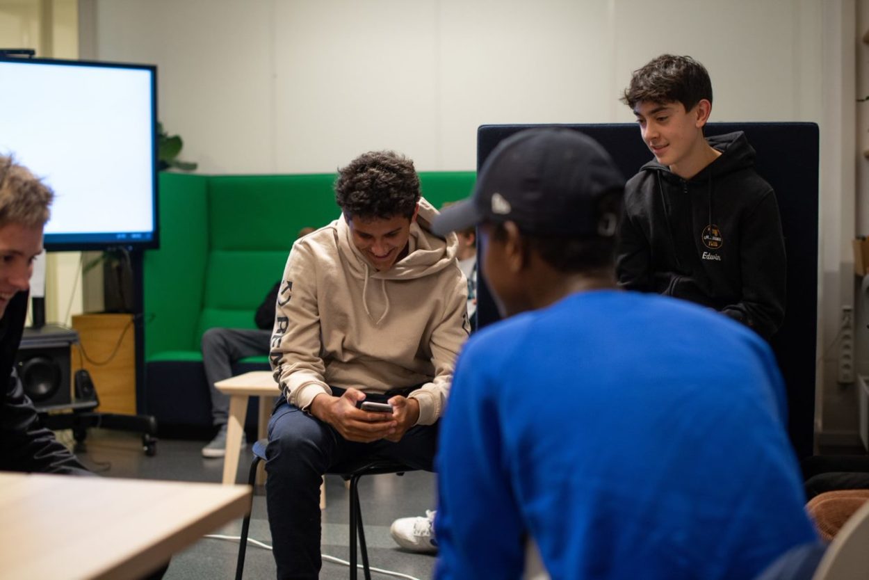 Ungdommer tester Decidim, som er et digitalt verktøy for innbyggerinvolvering.