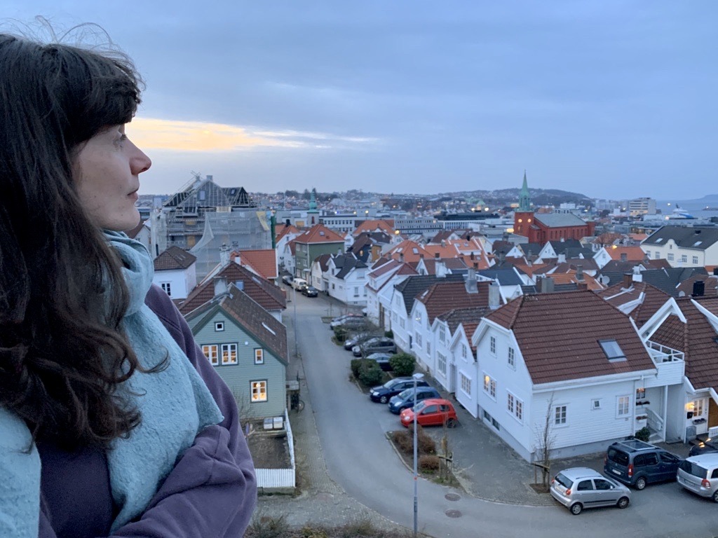Prosjektleder Helene Ødegaard ser utover Stavanger. 