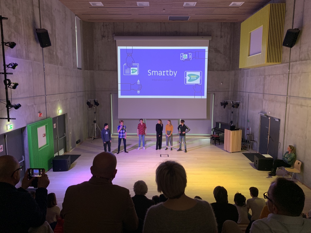 Gruppen som har jobbet med en interaktiv skjerm i sentrum presenterer hvordan skjermen kan hjelpe innbyggere og turister å oppleve nye side av Stavanger sentrum. 