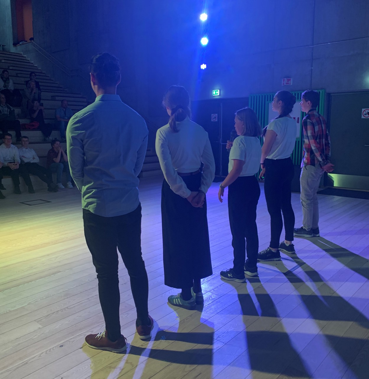 Elevene presenterer prosjektet "Hvordan engasjerer vi ungdom i byutvikling?"