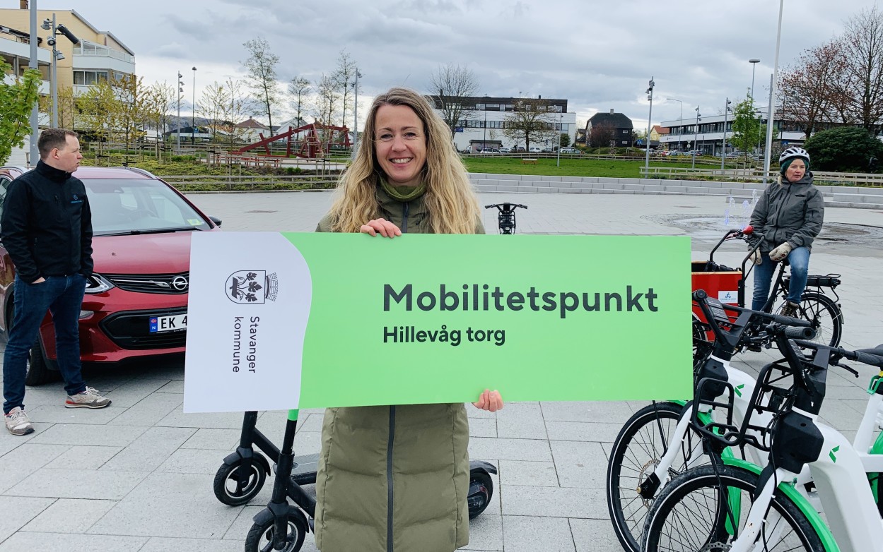 Prosjektleder Imme Dirks Eskeland holder opp mobilitetspunkt-skiltet. 