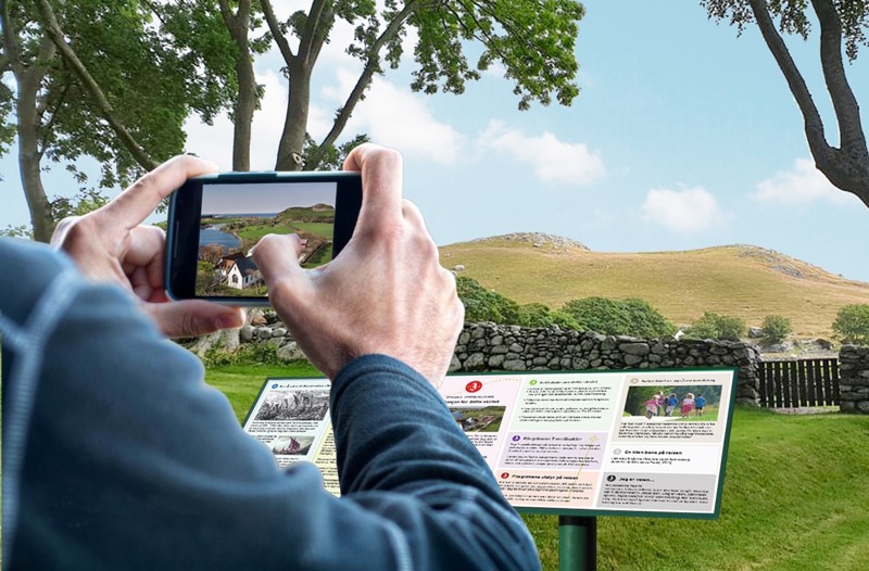 Bilde av en mobil og et skilt på en av kulturstiene. 