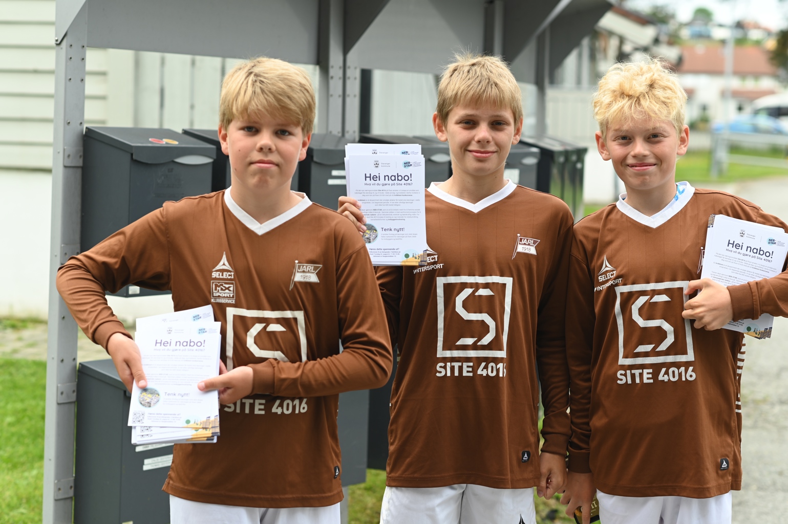 Tobias Moen, Erling Schreiner Abrahamsen og Filip Vatsvåg på Jarl G2010 klare til å takle postkasser på Åsen. Tobias Moen, Erling Schreiner Abrahamsen og Filip Vatsvåg på Jarl G2010 klare til å takle postkasser på Åsen.
