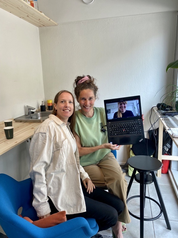 – Vi håper at naboer og innbyggere i Stavanger stikker innom oss, sier  Helene Eiliot (t.h.), rådgiver smartby-avdelingen, i Pedersgata 23 på Storhaug. Her med Cecilie Austerå og Marion Højris Jensen (på skjerm), begge fra Formverk.