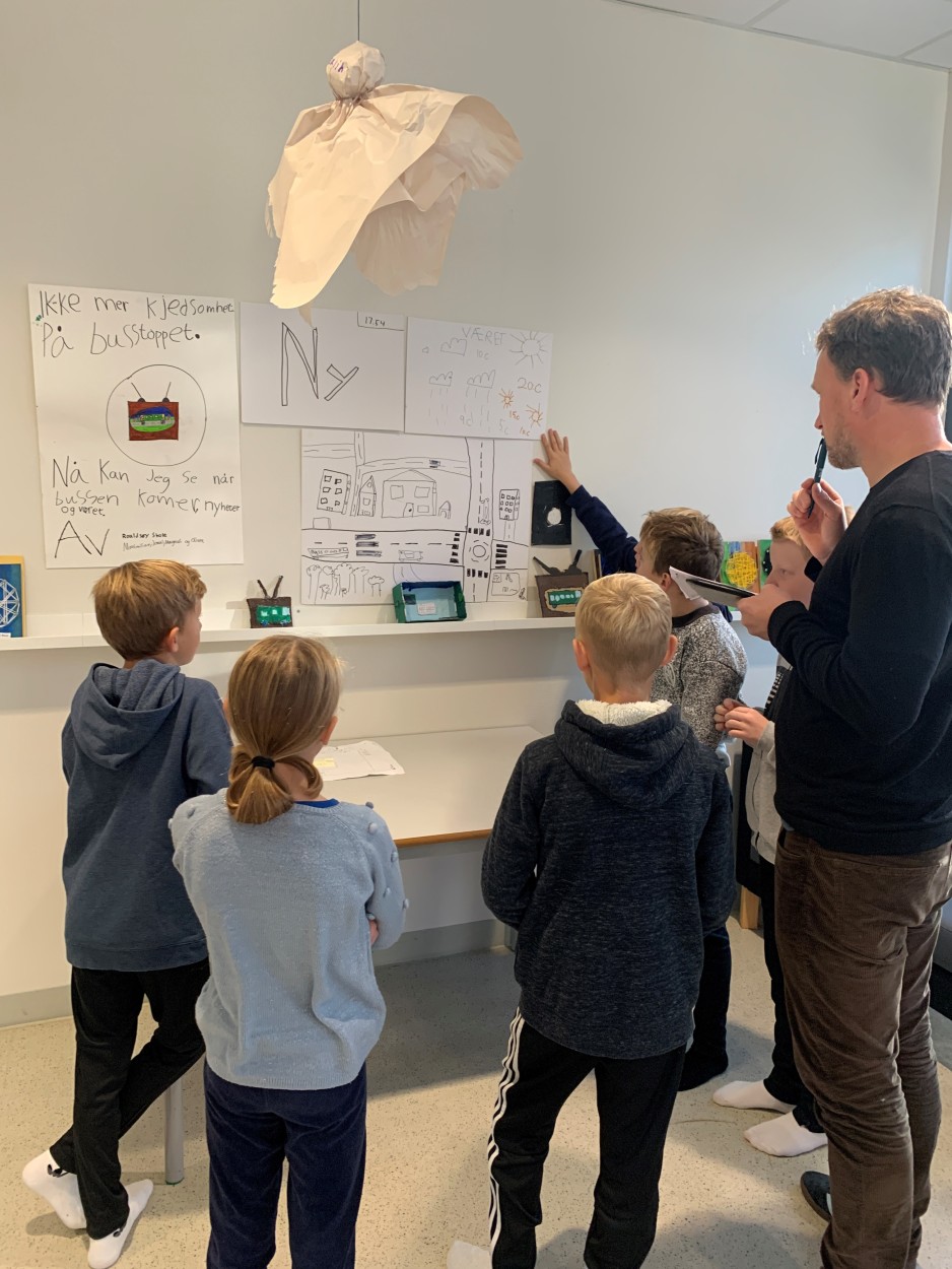 Elever på Roaldsøy skole viser fram hva de har jobbet med i prosjektet. Ideen er en skjerm i busskurene med nyheter og spill som skal få ventetiden til å gå fortere. 