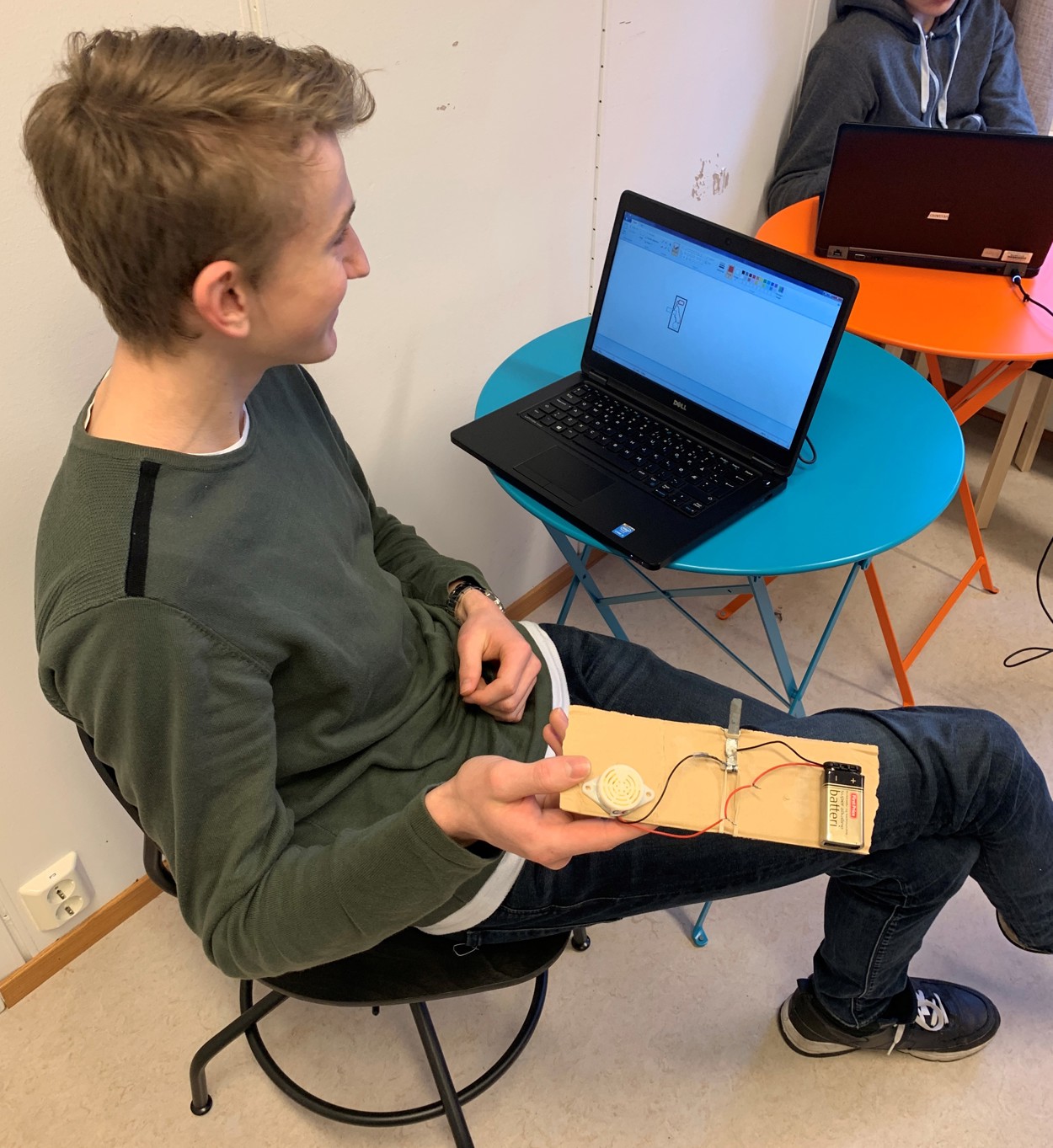 Arnstein Molvik deltar i Smartbytalentene og viser fram en prototype av vindussensoren gruppen jobber med.