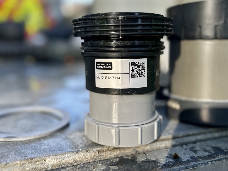 Først registreres QR-koden til veisensoren i en app som samler all data.