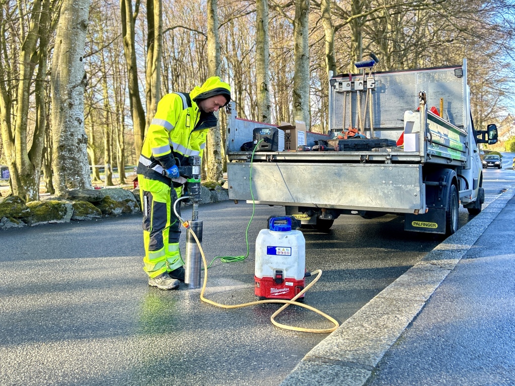 Michal Laszczak, avdelingen for idrett og utemiljø, er dreven på å installere veisensorer i Stavanger kommune. 