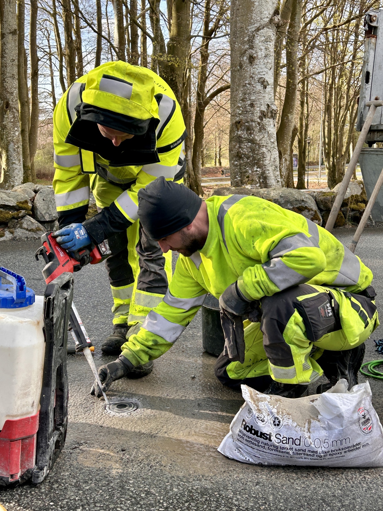 Litt fugejobb, så er sensoren på plass etter en liten halvtime.
