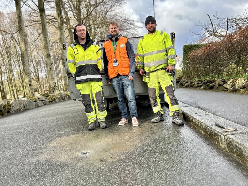 En flunka ny veisensor er installert! Michal Laszczak, idrett og utemiljø, Terje Rygh, smartbyen, og Rafael Tuszy, idrett og miljø, er fornøyde.