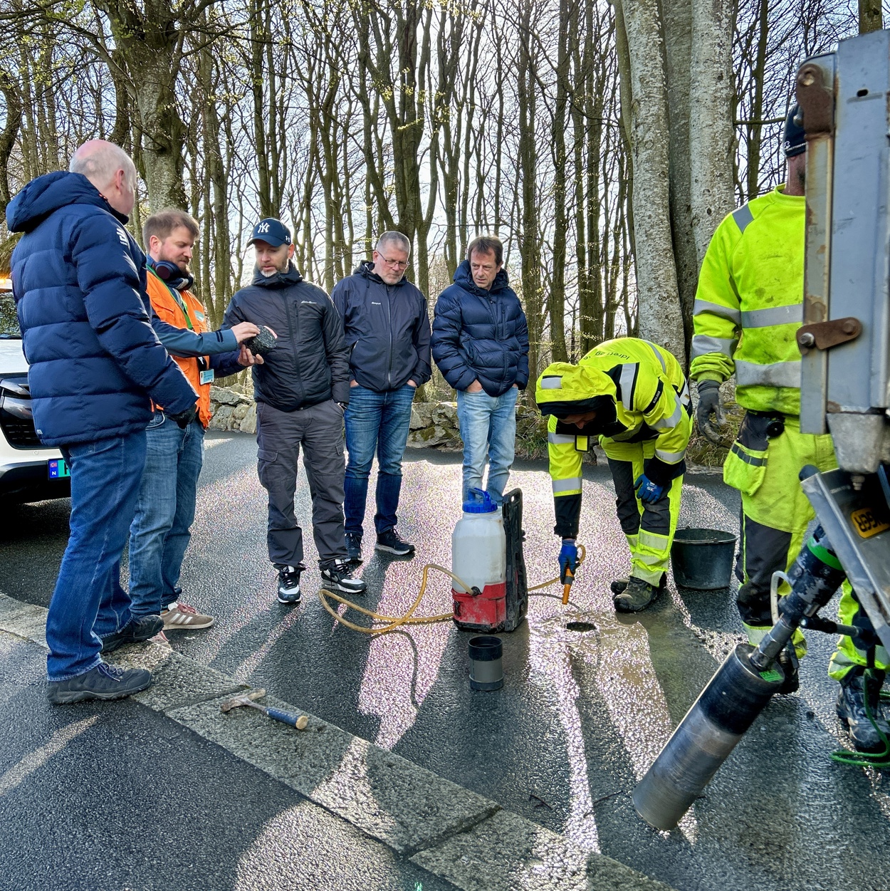 Ansatte fra Trondheim bydrift er spesielt interessert i data som er nyttig på vinterstid. De har tatt turen til Stavanger for å få med seg veisensor-installeringen i Eiganesveien.