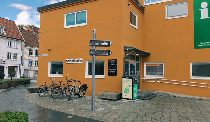 Det digitale retningsskiltet iGirouette ved Stavanger Havn. Skiltet er programmert til å vise retningen til ulike arrangement og serverdigheter i Stavanger sentrum. Det er totalt tre slike skilt i sentrum.
