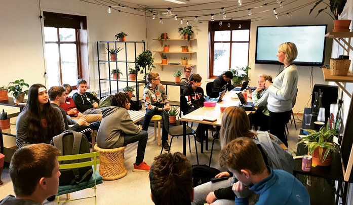 Bilde av Smartbytalenter som lytter til talentveileder Anne Maren Meland.