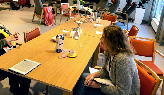Smartbyavdelingen gjennomfører innsiktsfase på Lervig sykehjem. Bilde av samtale mellom rådgiver og beboer.