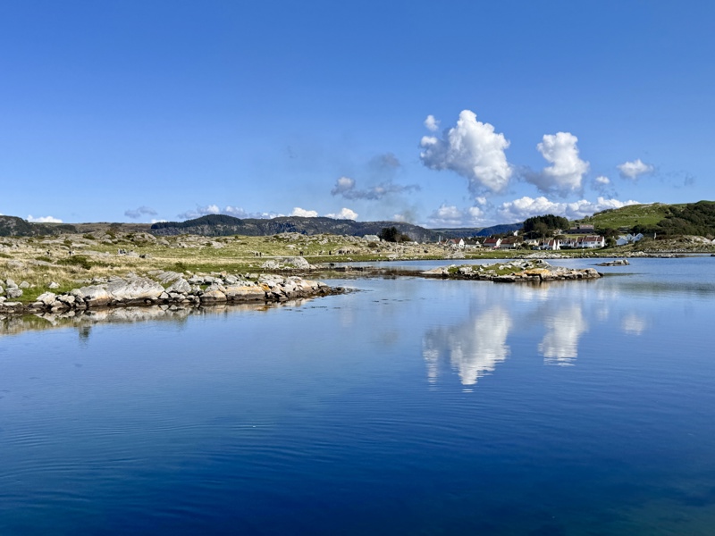Folk på tur på Fjøløy i sol