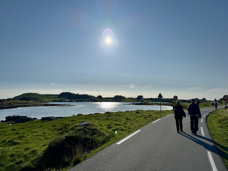Natur på Fjøløy, folk går tur