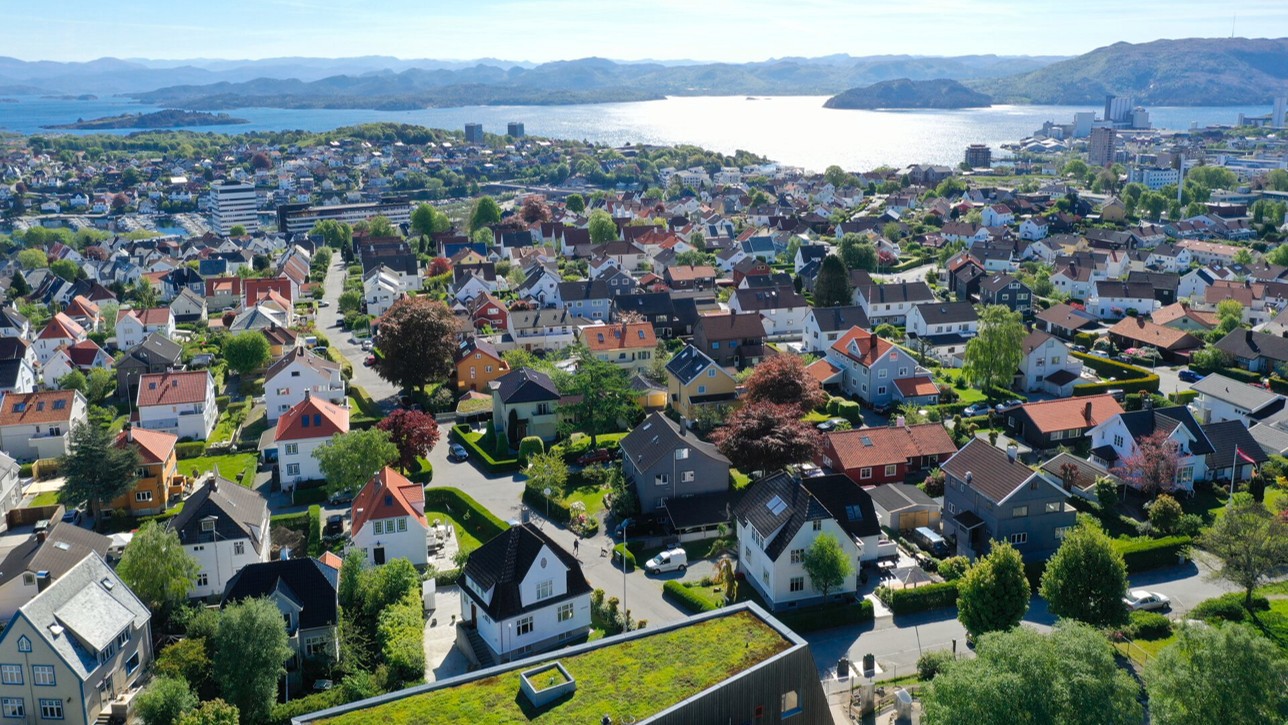 Utsikt over Våland med trehusbebyggelse, og Gandsfjorden i bakgrunnen. Foto: Kommunens dronegruppe.