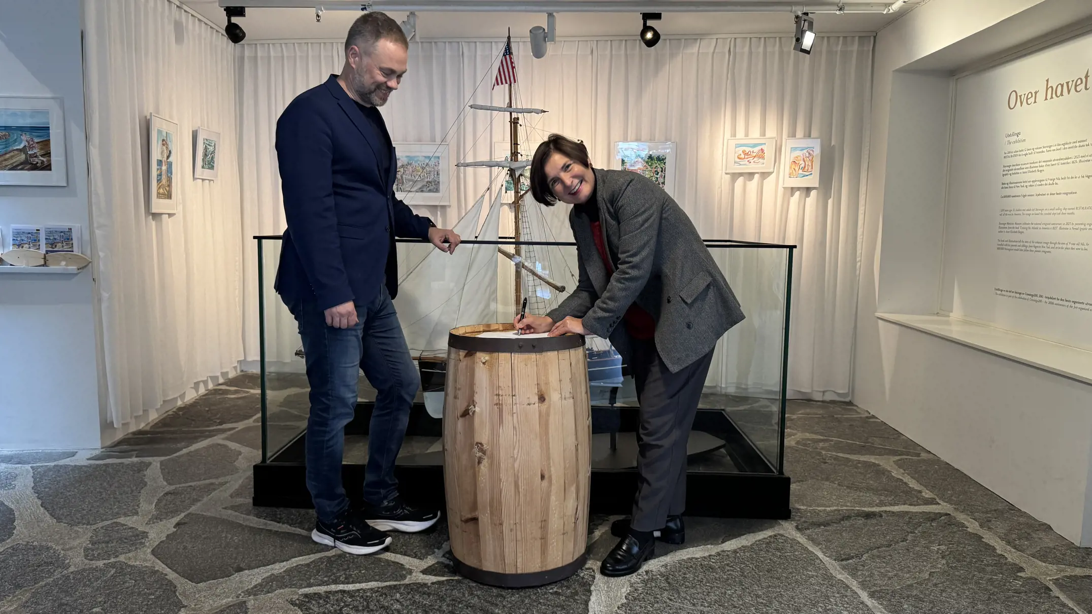 Direktør for innbygger- og samfunnskontakt Herbjørn Tjeltveit og administrerende direktør i MUST, Siri Aavitsland signerer samarbeidsavtale for neste års skutefest.  Direktør for innbygger- og samfunnskontakt Herbjørn Tjeltveit og administrerende direktør i MUST, Siri Aavitsland signerer samarbeidsavtale for neste års skutefest.