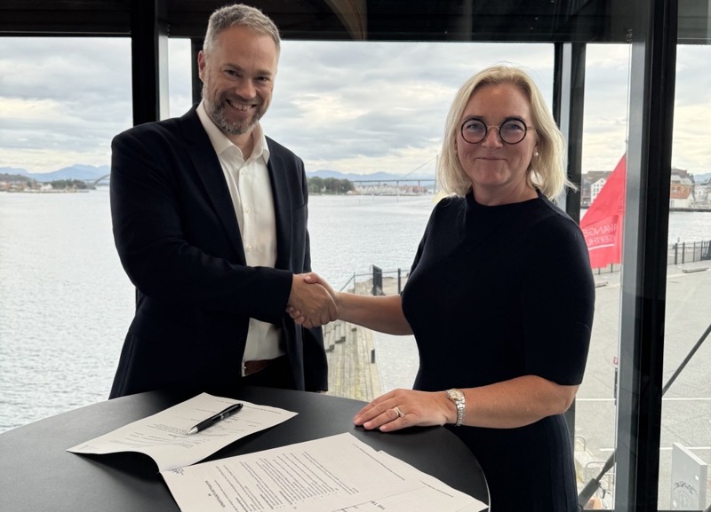 Kommunens direktør for innbygger og samfunnskontakt Herbjørn Tjeltveit og konserthusets administrerende direktør Tone Grindland skrev under på samarbeidsavtale om neste års The Tall Ships Races