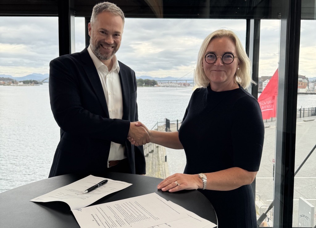 Kommunens direktør for innbygger og samfunnskontakt Herbjørn Tjeltveit og konserthusets administrerende direktør Tone Grindland skrev under på samarbeidsavtale om neste års The Tall Ships Races