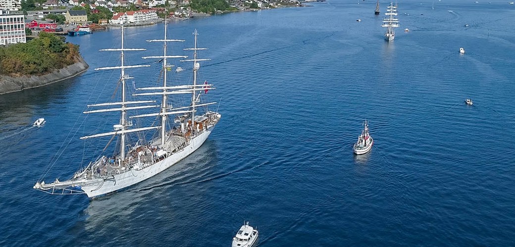 The Tall Ships Races i Stavanger 2018. Dronebilde av seilskute. Foto: Stavanger kommune