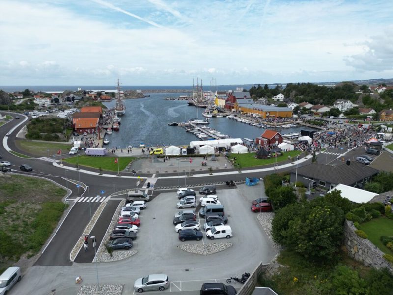 Dronefoto fra Sirevåg havn. Viser havneområdet