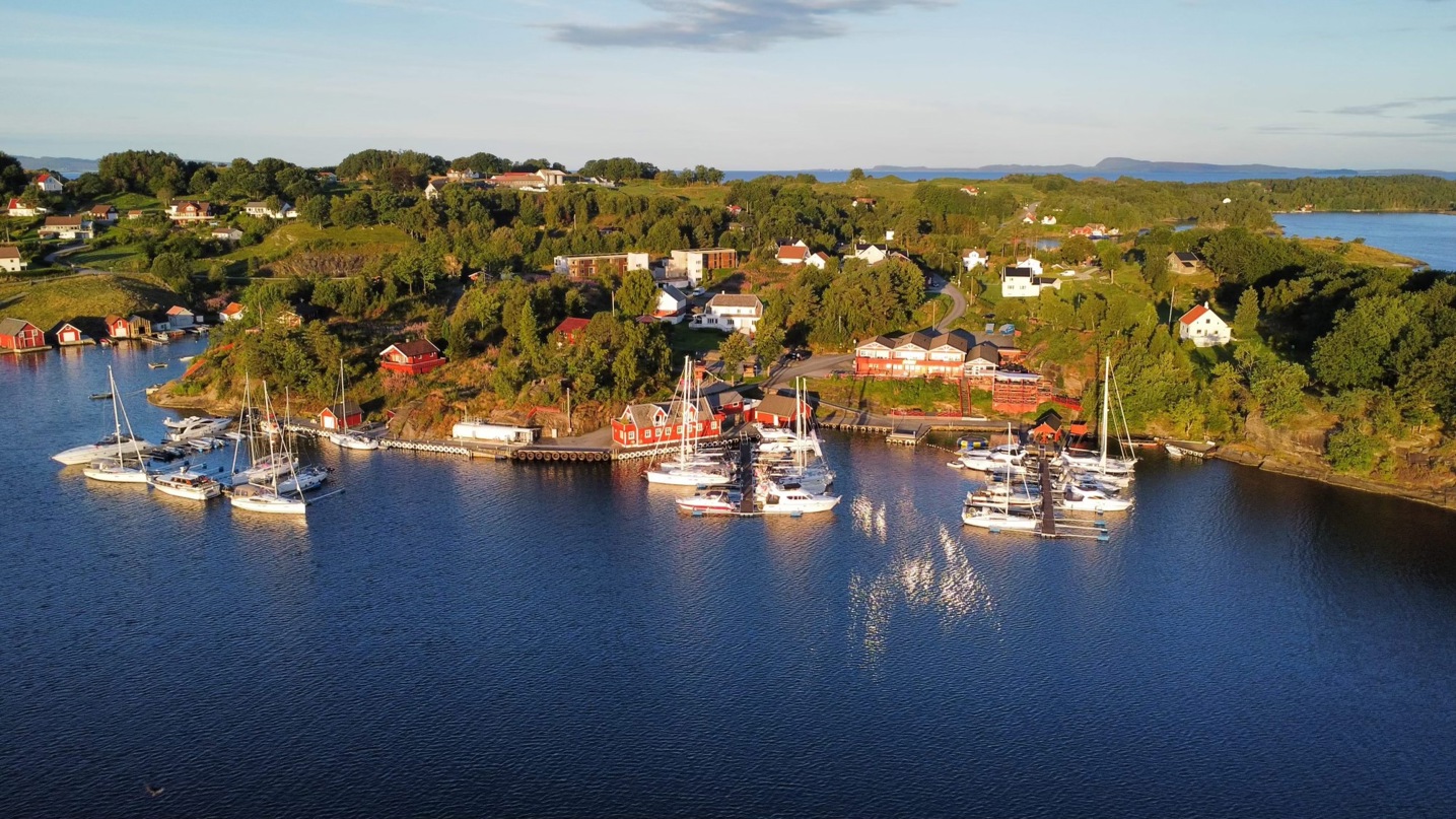 Photo of the port of Helgøysund