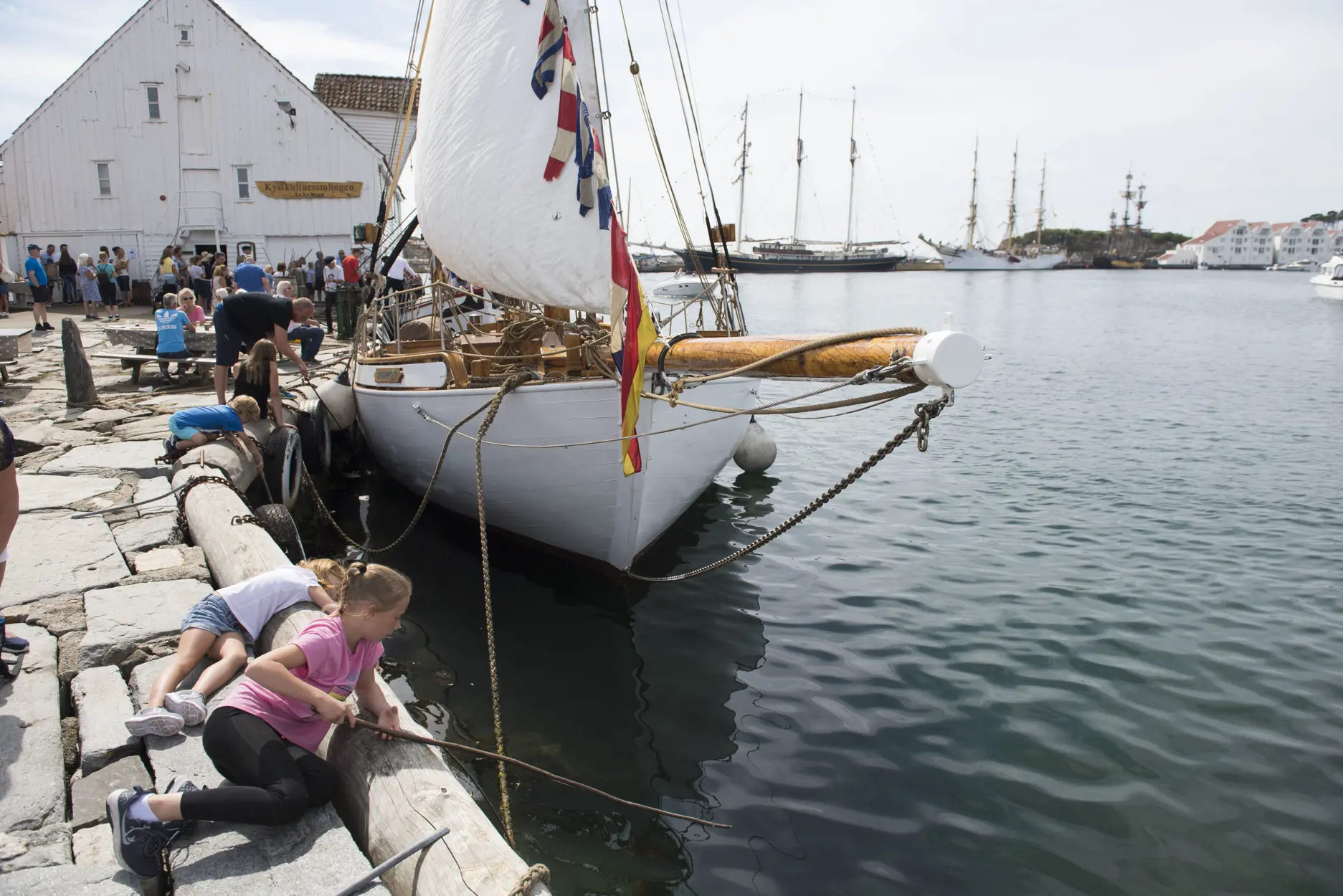 Folkeliv og skutefest i Tananger havn. Barn som leker.
