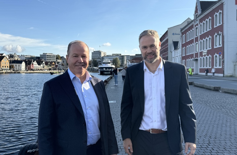 Konstituert havnesjef Odd Bjørn Bekkeheien og direktør for innbygger og samfunnskontakt Herbjørn Tjeltveit har skrevet under samarbeidsavtale om The Tall Ships Races. 