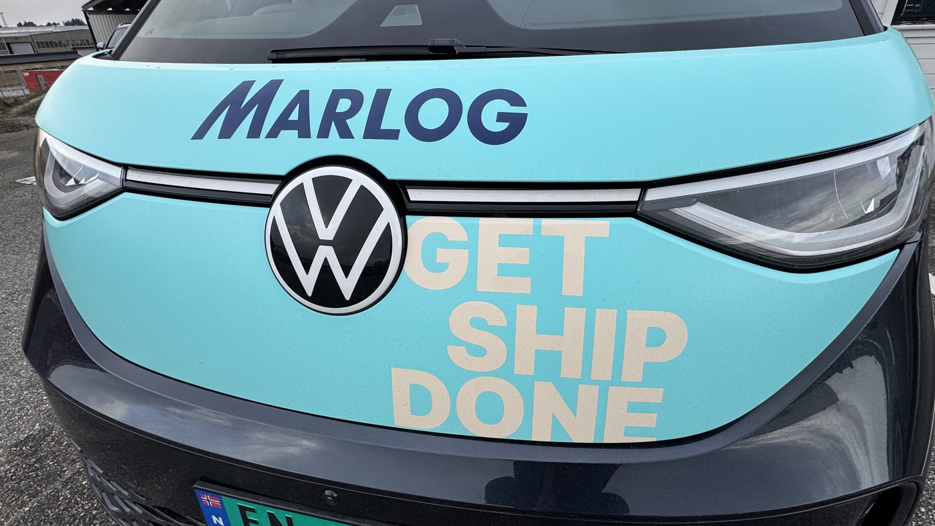 Bilde av en bil som tilhører selskapet MarLog med teksten Get Ship Done.