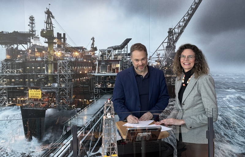 Direktør for innbygger og samfunnskontakt Herbjørn Tjeltveit og oljemuseets direktør Cecilie Claviez signerer en avtale om samarbeid på neste års The Tall Ships Races i Stavanger. 