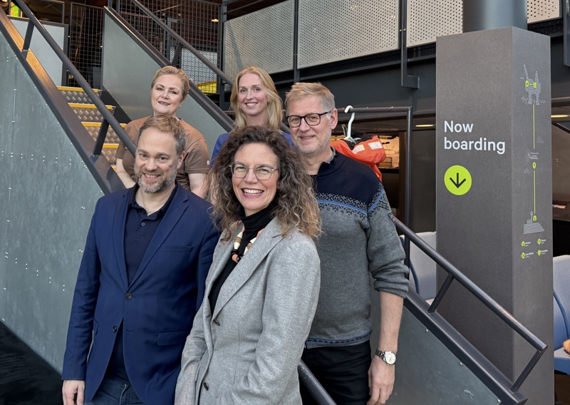 Herbjørn Tjeltveit (Stavanger kommune), Siri I. Vinje og Cecilie Claviez (Norsk Oljemuseum), Knud Helge Robberstad og Agnete Int Veld Bendiksen (The Tall Ships Races) skal samarbeide om neste års skutefest i Stavanger. Bildet viser dem samlet i en av utstillingene i oljemuseet. 