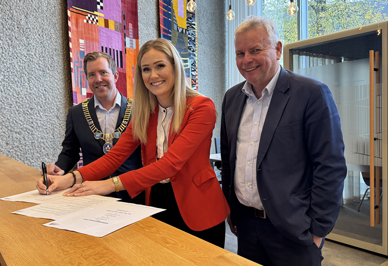 Ordfører Tormod Wilson Losnedal, banksjef for privatmarked Liv Helene Roverud og regiondirektør for Rogaland, Njål Skår skriver under en avtale om samarbeid