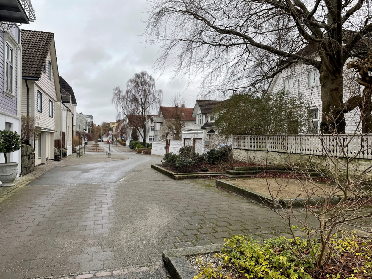 Gatetun i Oscars gate Gatetun i Oscars gate med belegningsstein, sandkasse og innrammede bed som stikker ut i gaten slik at den ser mer ut som et tun, enn som en bilagte.