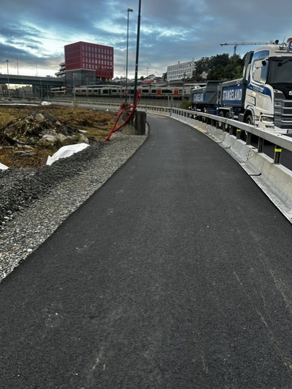 Betongklosser skiller den nye gang- og sykkelveien og bilveien i Consul Sigval Bergesens vei.