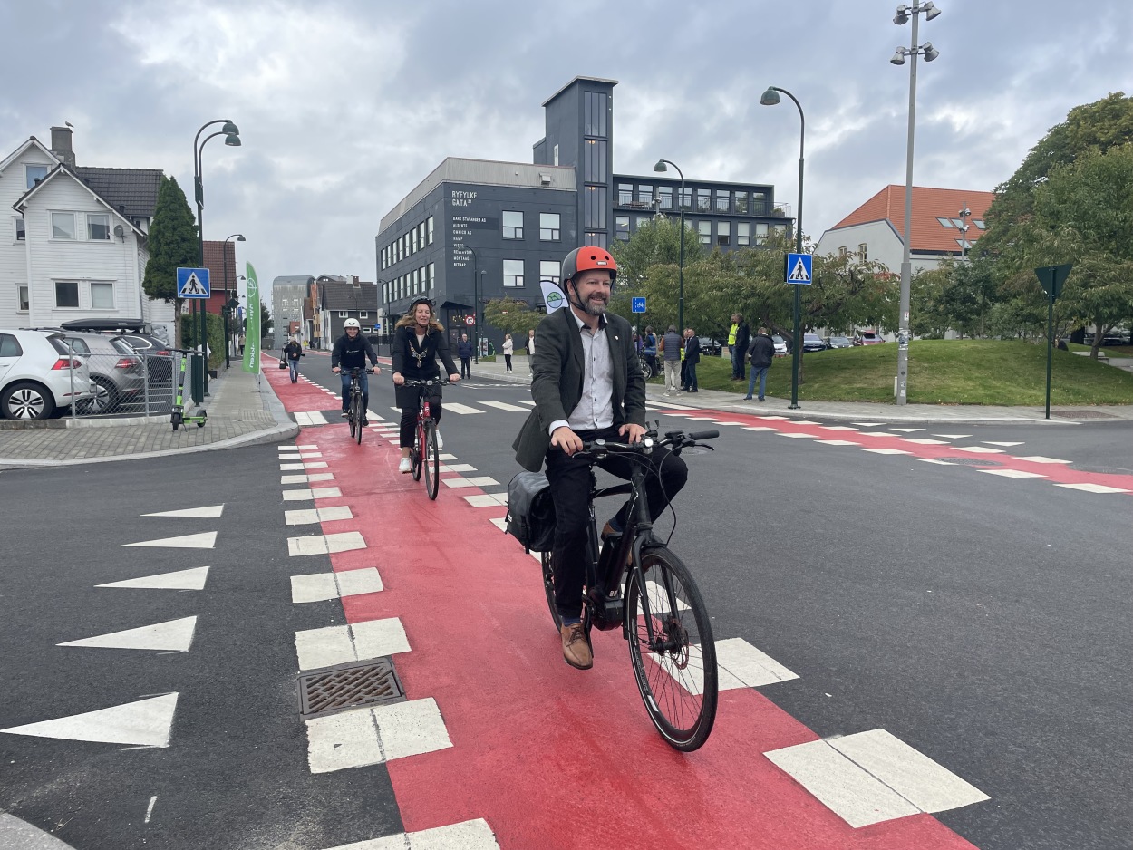 Leder for UMU Rune Askeland, varaordfører Dagny Sunnanå Hausken og Tore Espedal fra Bymiljøpakken tok den første sykkelturen i den nyåpnede Ryfylkegata!