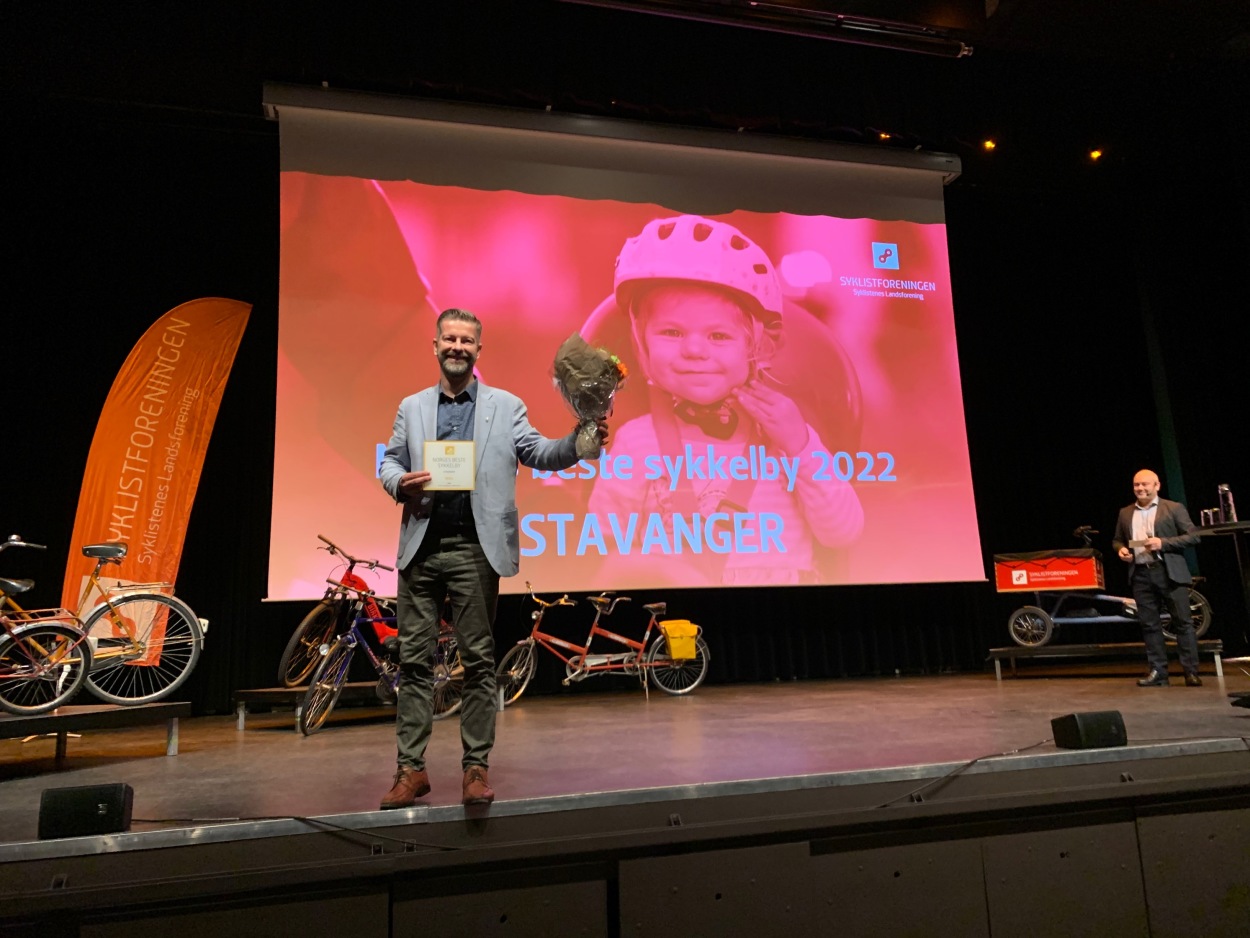 Rune Askeland, leder utvalg for miljø og utbygging i Stavanger kommune, mottok prisen for Norges beste sykkelby.