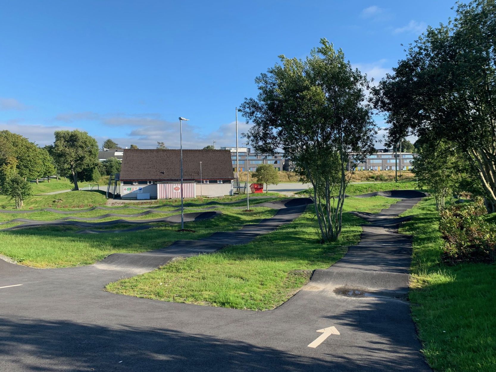 Bildet viser en asfaltert sykkelbane med svinger og humper.