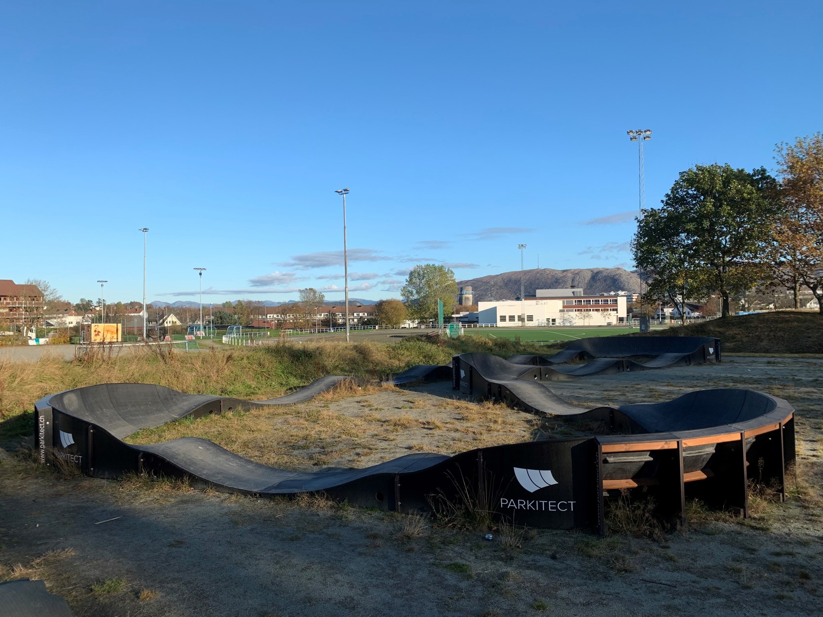 Bildet viser en sykkelbane i kompositt med svinger og humper.