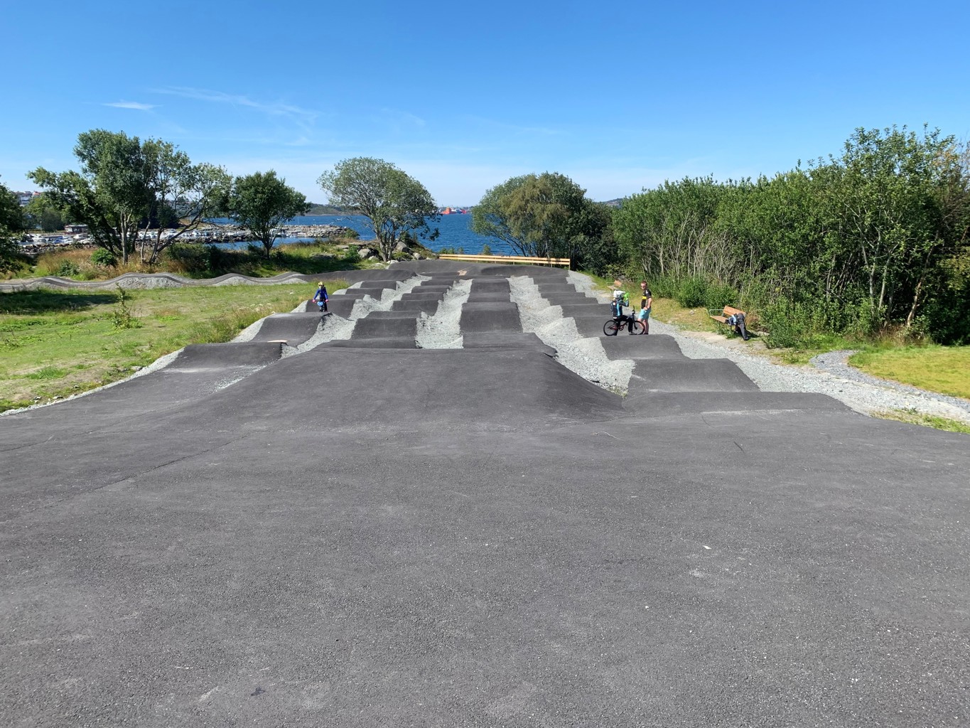 Pumptrackbane på Hundvåg Bildet viser en asfaltert sykkelbane med svinger og humper.