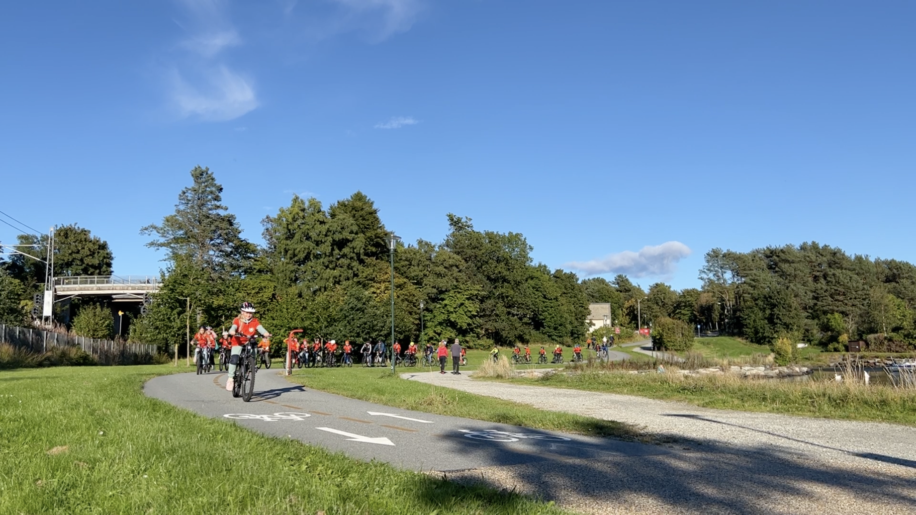 På vei til fotballkamp i Jåttåvågen, på én av hovedrutene på sykkel, Gandsfjordruta. Mange barn sykler en av hovedrutene på sykkel, Gandsfjordruta på Vaulen.