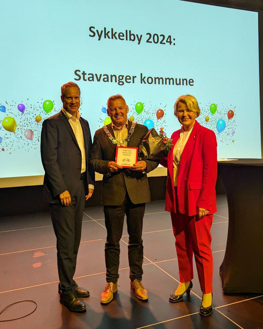 Norges beste sykkelby 2024: Varaordfører Henrik Halleland mottok prisen fra samferdselsminister Jon-Ivar Nygård (til venstre) og generalsekretær i Syklistenes landsforening, Eline Oftedal. Norges beste sykkelby 2024: Varaordfører Henrik Halleland mottok prisen fra samferdselsminister Jon-Ivar Nygård (til venstre) og generalsekretær i Syklistenes landsforening, Eline Oftedal.