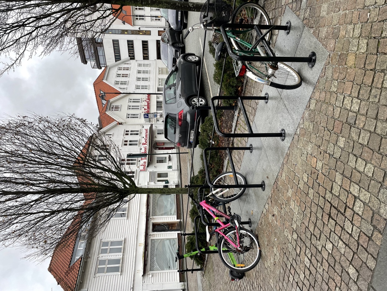 viser sykler som står parkert ved de nye sykkelstativene i Stavanger sentrum