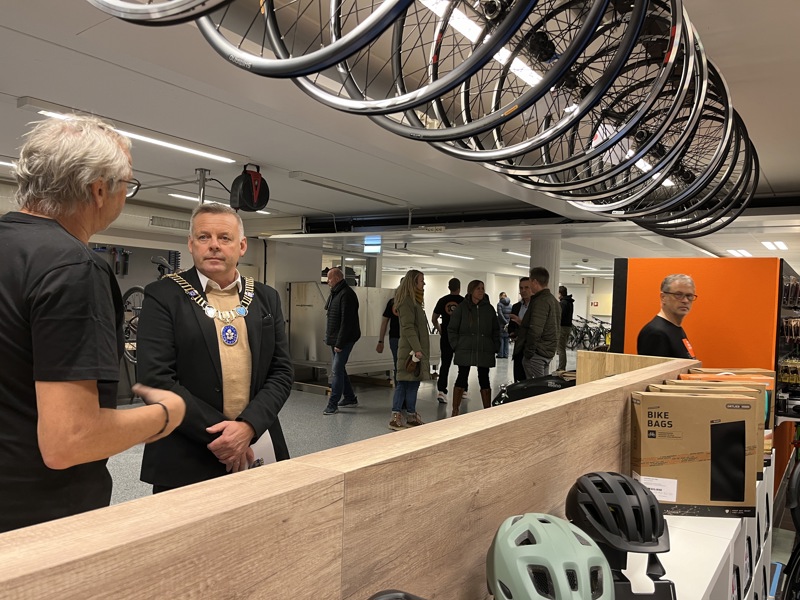 Varaordfører Henrik Halleland åpnet sykkelparkeringen i sentrum. 