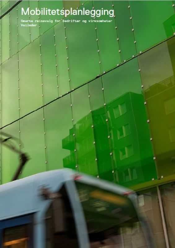 Bildet viser forsiden av en veileder som heter Mobilitetsplanlegging. På bildet er en del av en forbikjørende trikk og en høyblokk som gjenspeiler seg i en glassfasade av en annen bygg.