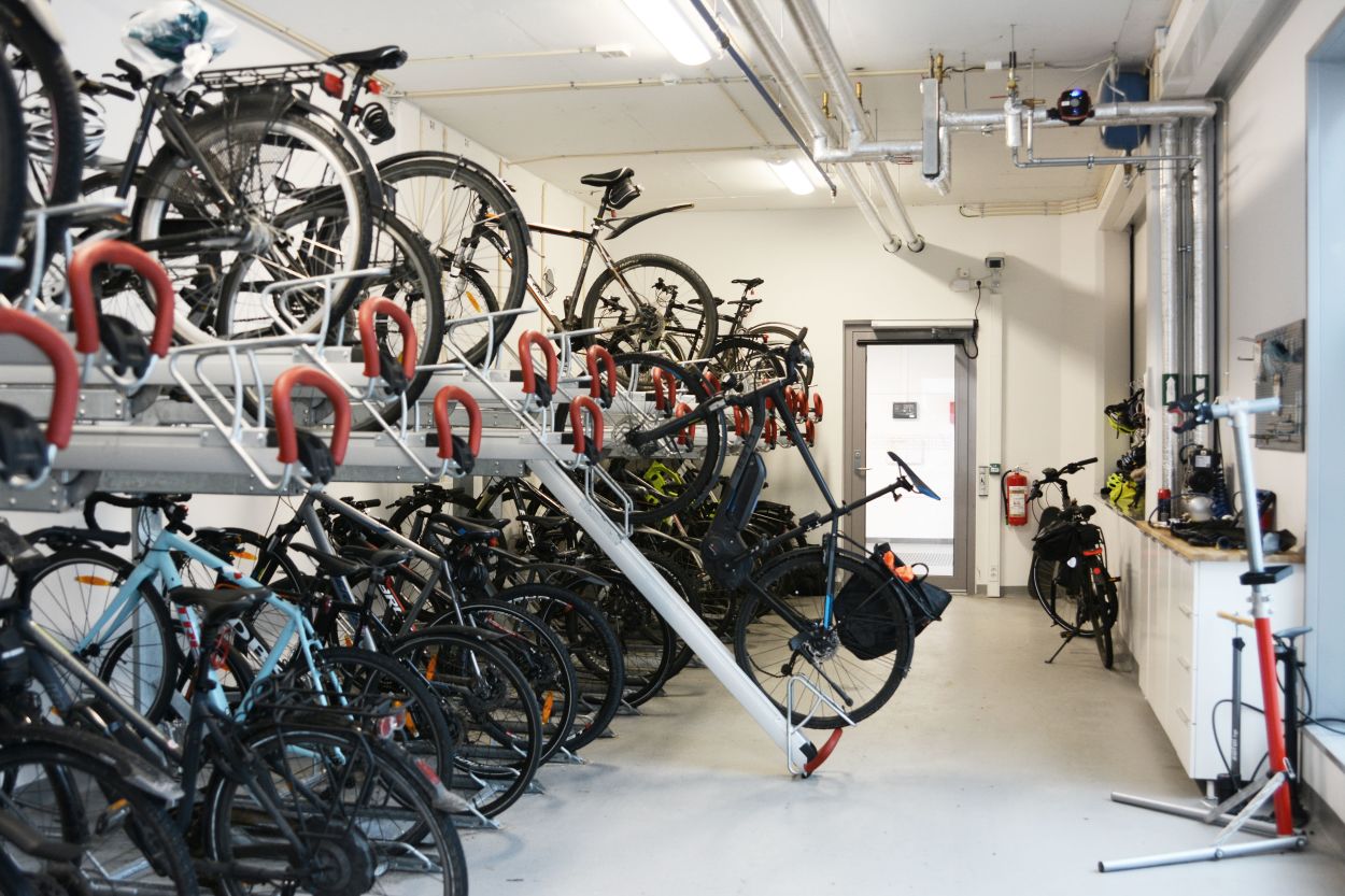 Innendørs sykkelparkeringsanlegg hos Statens vegvesen i Stavanger med toetasjes stativer, verktøy, sykkelpumpe